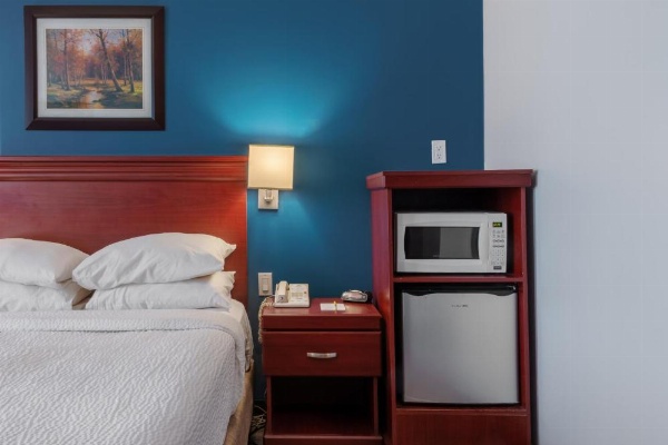 Premier Inn & Suites - Downtown Hamilton Hotel image 15