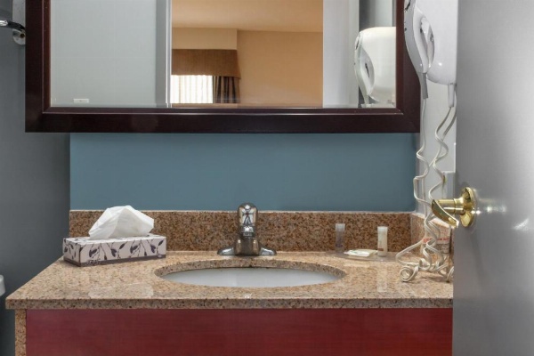 Premier Inn & Suites - Downtown Hamilton Hotel image 20