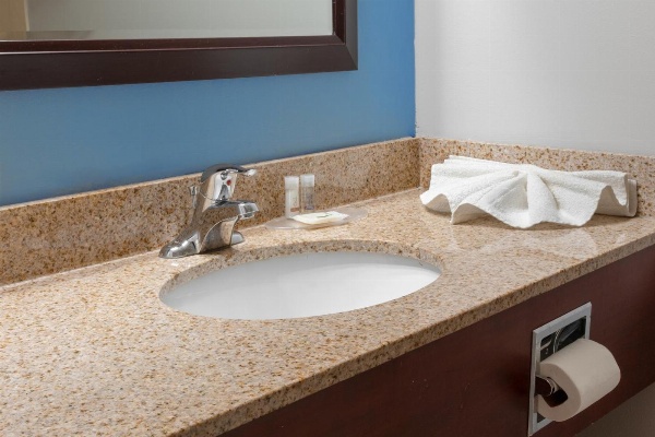 Premier Inn & Suites - Downtown Hamilton Hotel image 4